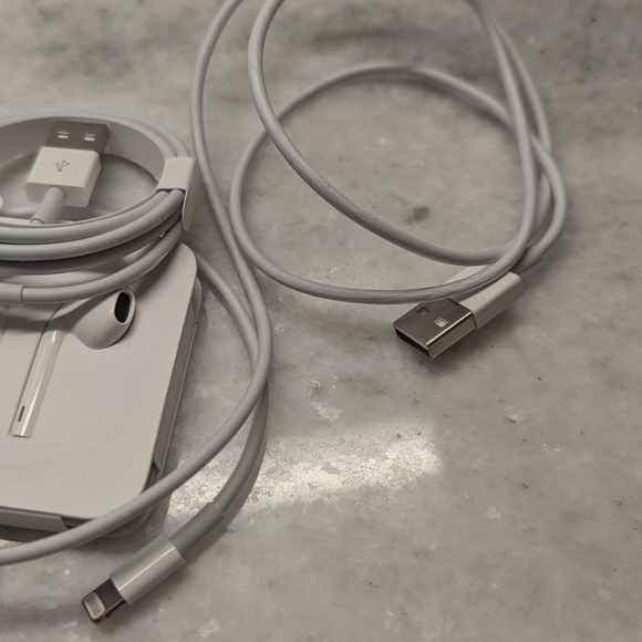 iPhone two lightning chargers and two ear phones - Picture 3 of 3